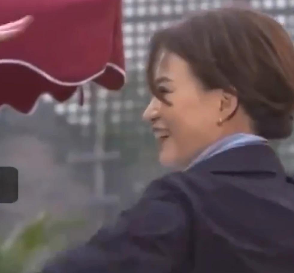 董卿复古短裙现身,董卿跟记者打招呼