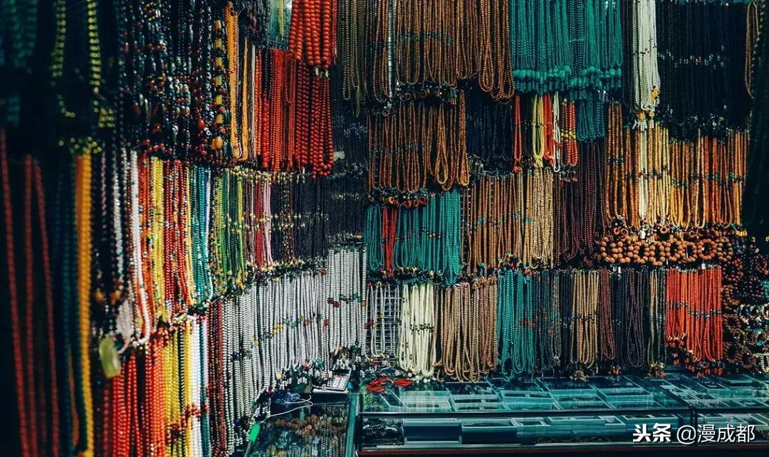 据说不来这里就白来成都，你一定没有见过这么魔幻又传奇的荷花池