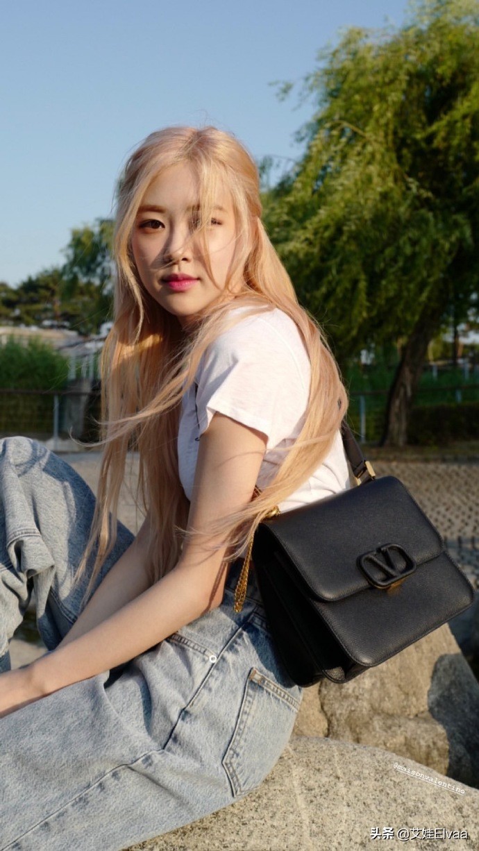 朴彩英牛仔裤扭胯惊呆成员,朴彩英穿搭破500万