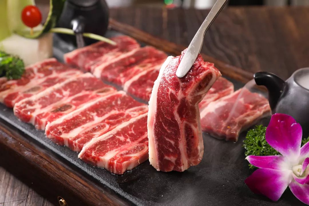 用刀叉吃七分熟牛排,用刀叉吃牛肉火锅