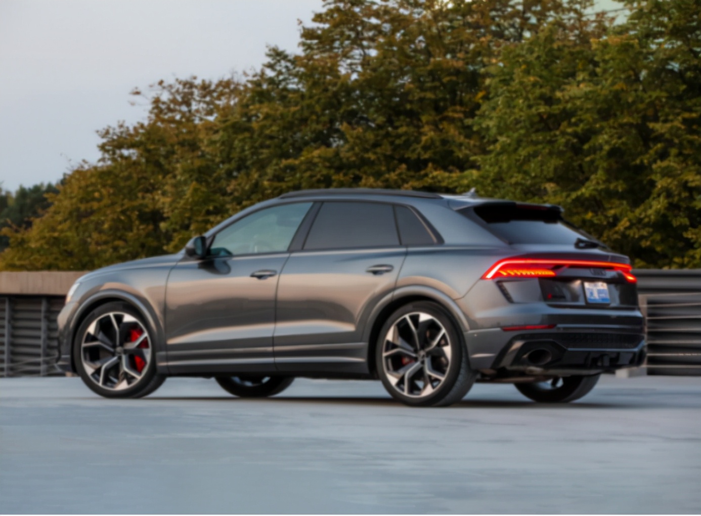 2020款奥迪rsq8最顶级车型,奥迪RSQ8越野高性能版