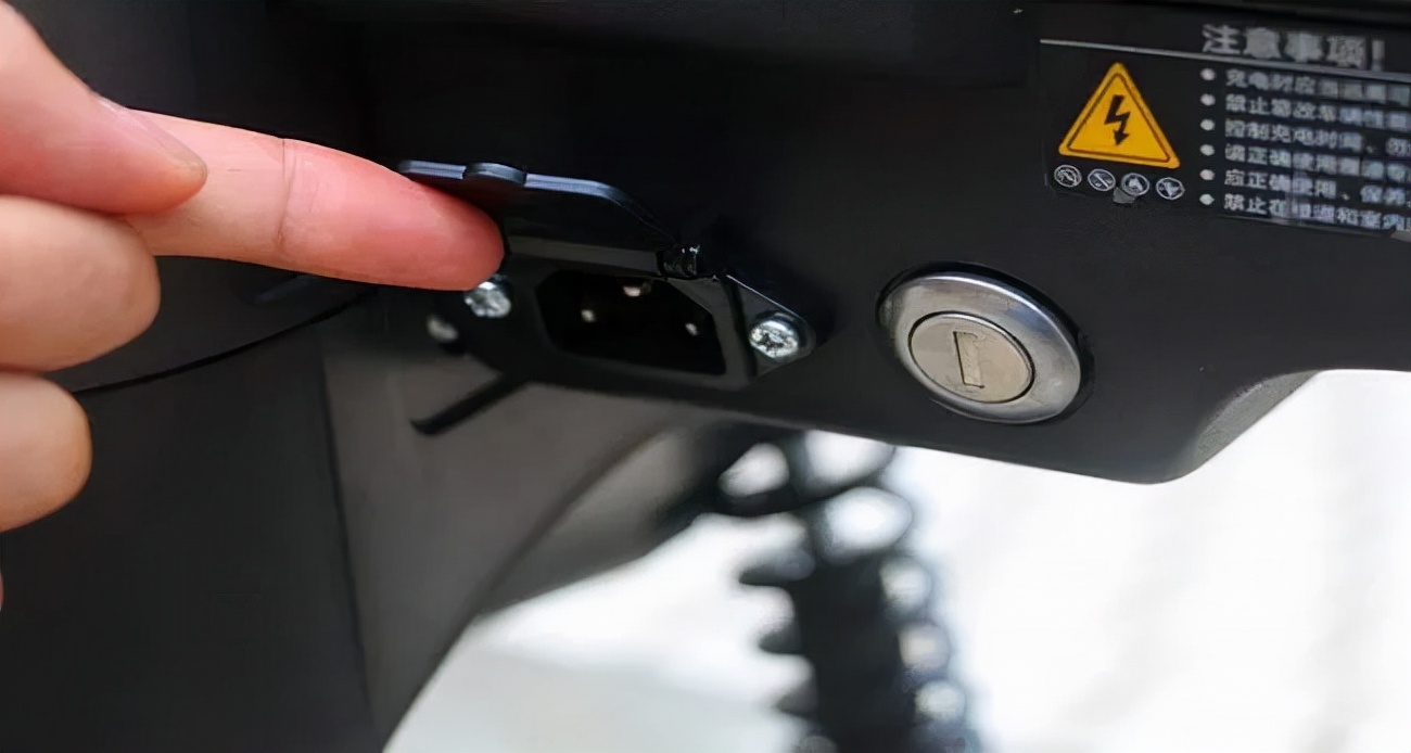 冬天不止有静电，电动车充电口也带电