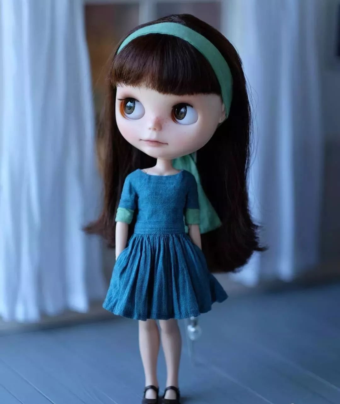 恨不能把她的芭比娃衣穿上自己身上......