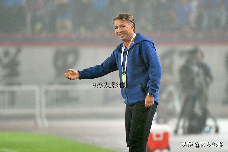 江苏队冠军奖杯在哪,江苏队举奖杯