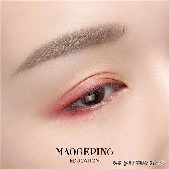 红色眼妆怎么画显大又干净,红色眼妆不画眼线