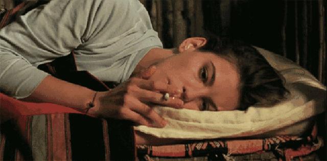 美女抽了一根烟后晕倒,女人抽了根烟晕倒