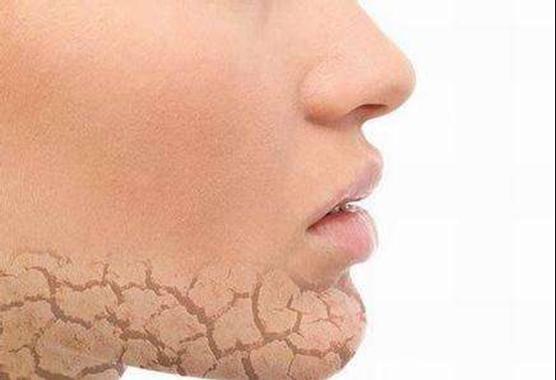 脸上长痘有黑眼圈什么原因导致的,下巴长痘熬夜是什么原因