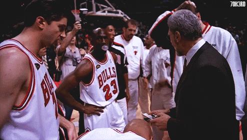 足球球星比赛吃口香糖吗,足球运动员比赛时为啥吃口香糖