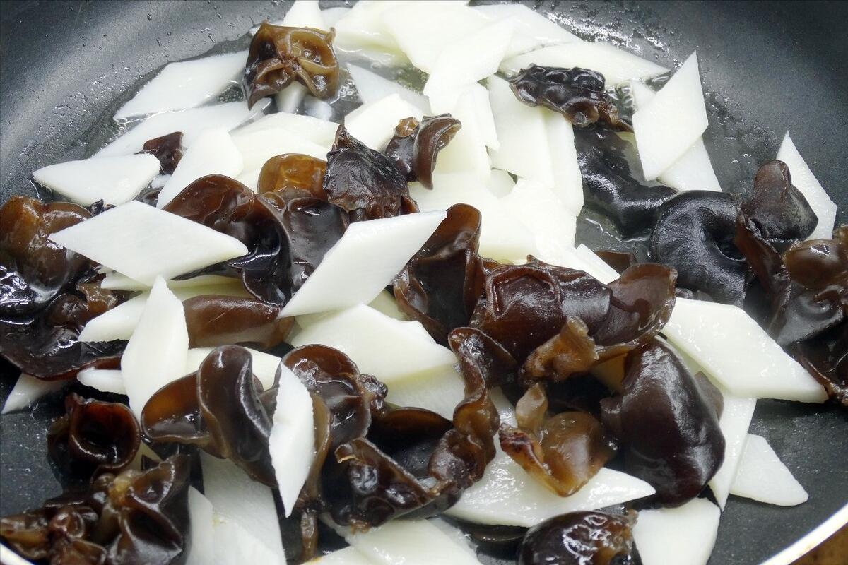 铁锅炒山药为什么会发黑,炒山药怎么不变黑