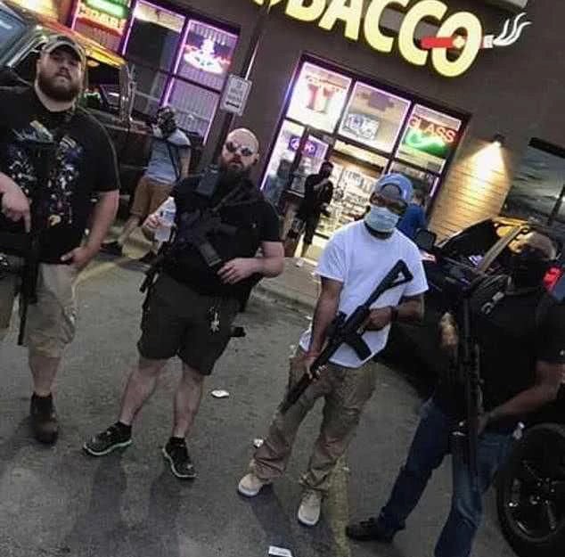 真实的流血大促销!美国骚乱不断升级,俄国AK步枪乘机打折销售