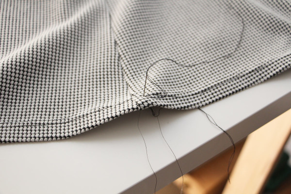 不规则下摆怎么卷边,不占位置的半身裙折法