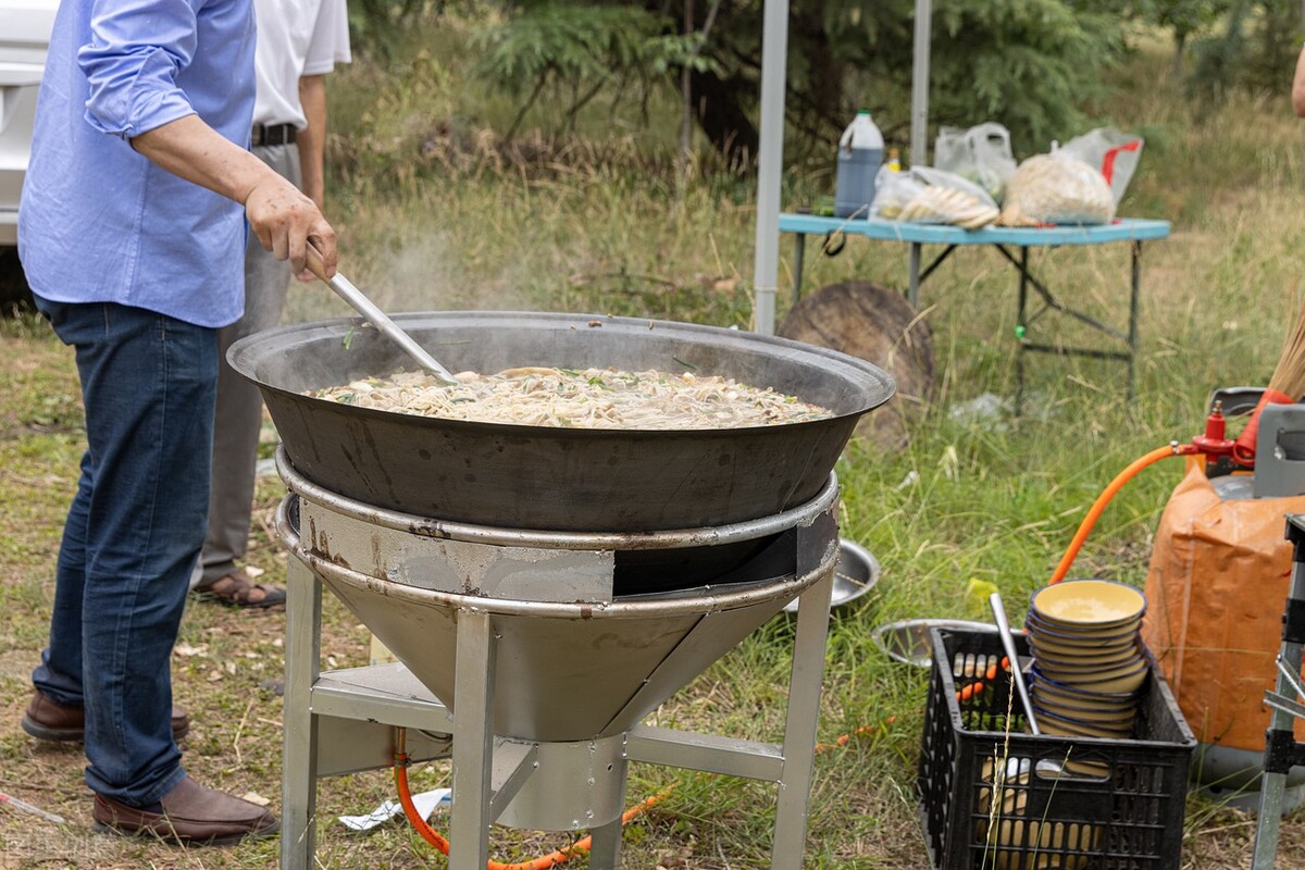 老兵掉土洞险被黑熊咬死,黑熊被人乱棍打死