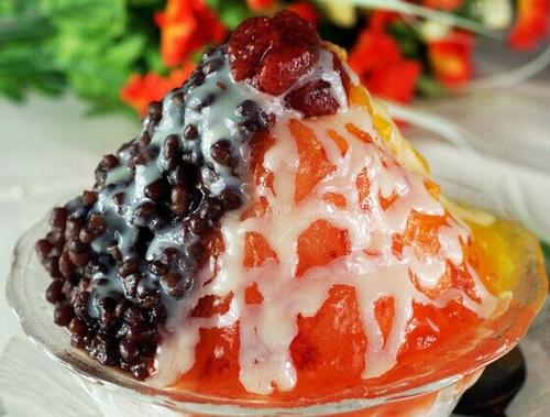 随着全民地滩的兴起，学校门口也是一个热门摊位，看看别人的生意