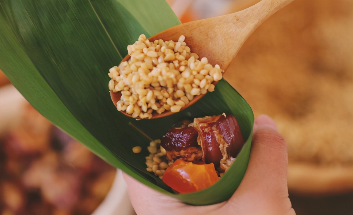 肉香粽子的家常做法,肉香蛋黄粽子