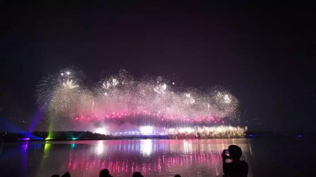 深圳湾焰火跨年,深圳湾1号烟花焰火表演