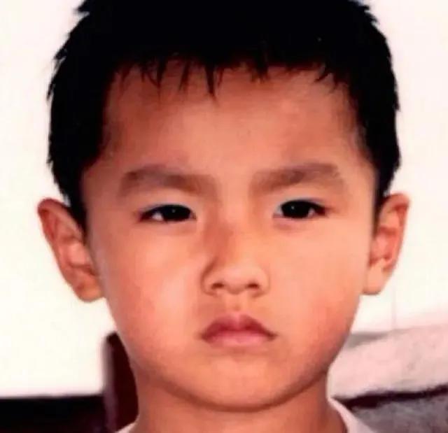 吴亦凡和霍尊的成长经历,值得家长认真分析,家有男孩引以为鉴