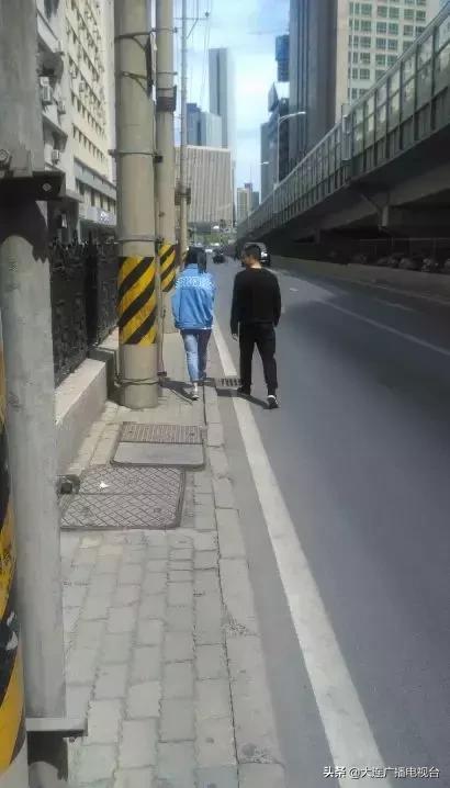 大连家长投诉：小学门前人行道最窄30厘米，太不安全！