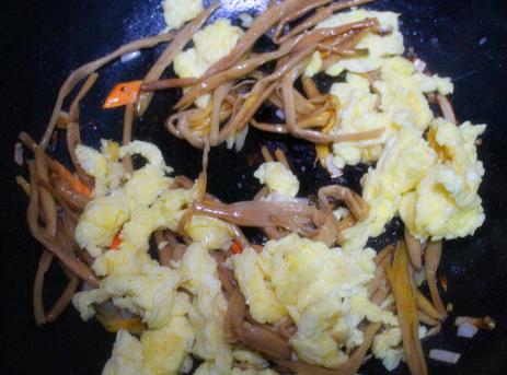 鸡蛋黄花菜汤的功效与作用,黄花菜鸡蛋功效