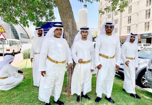 迪拜为什么那么有钱还要穿着白袍,迪拜人天天穿白袍还有别的衣服吗