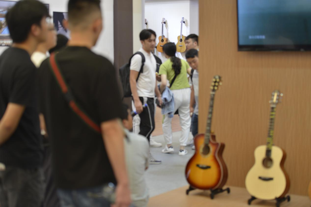 学习吉他弹唱初学只要平凡,练吉他练到不用谱就能弹出好曲子