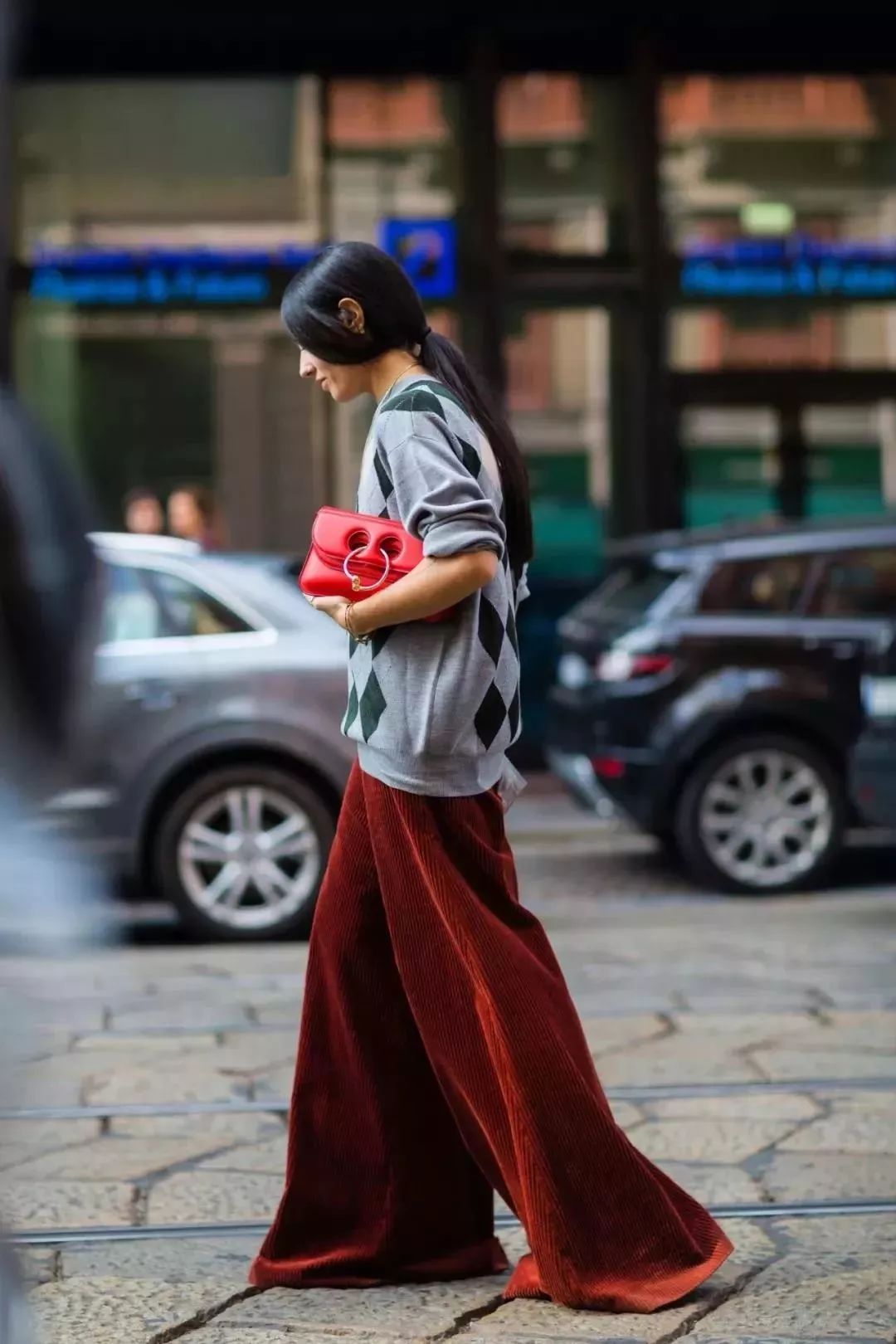 曾经土掉渣的奶奶辈“灯芯绒”，如今却是时尚界的战袍！真香！