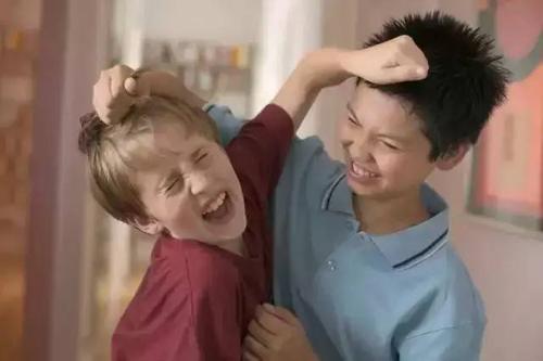 家长问孩子被打了怎么回复,如果你孩子被打了你怎么教她还手