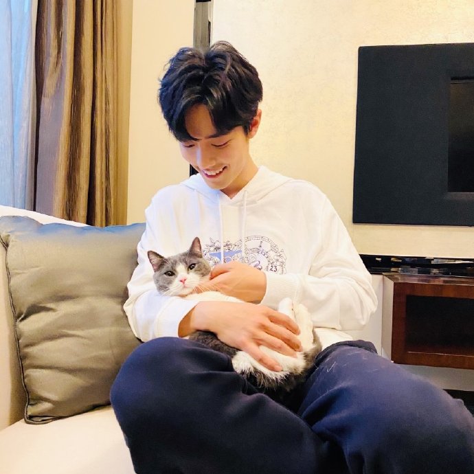 肖战新造型穿益字白T，手绘漫画传递正能量，总算复出有望了