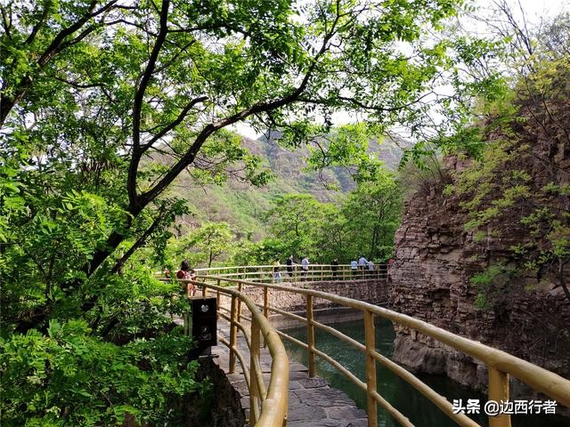 这条悬在崖壁上的河床，比壁挂公路更艰巨