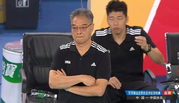 中国男排在主场被连续误判！65岁老帅感谢球员，没有放弃比赛