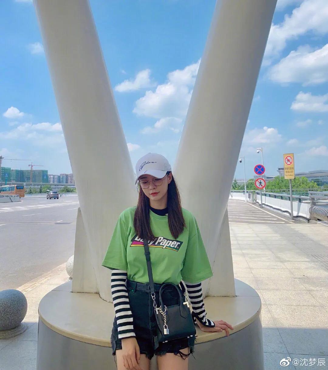 沈梦辰穿短款黑白条纹 (沈梦辰穿黑色吊带背心清凉出街)