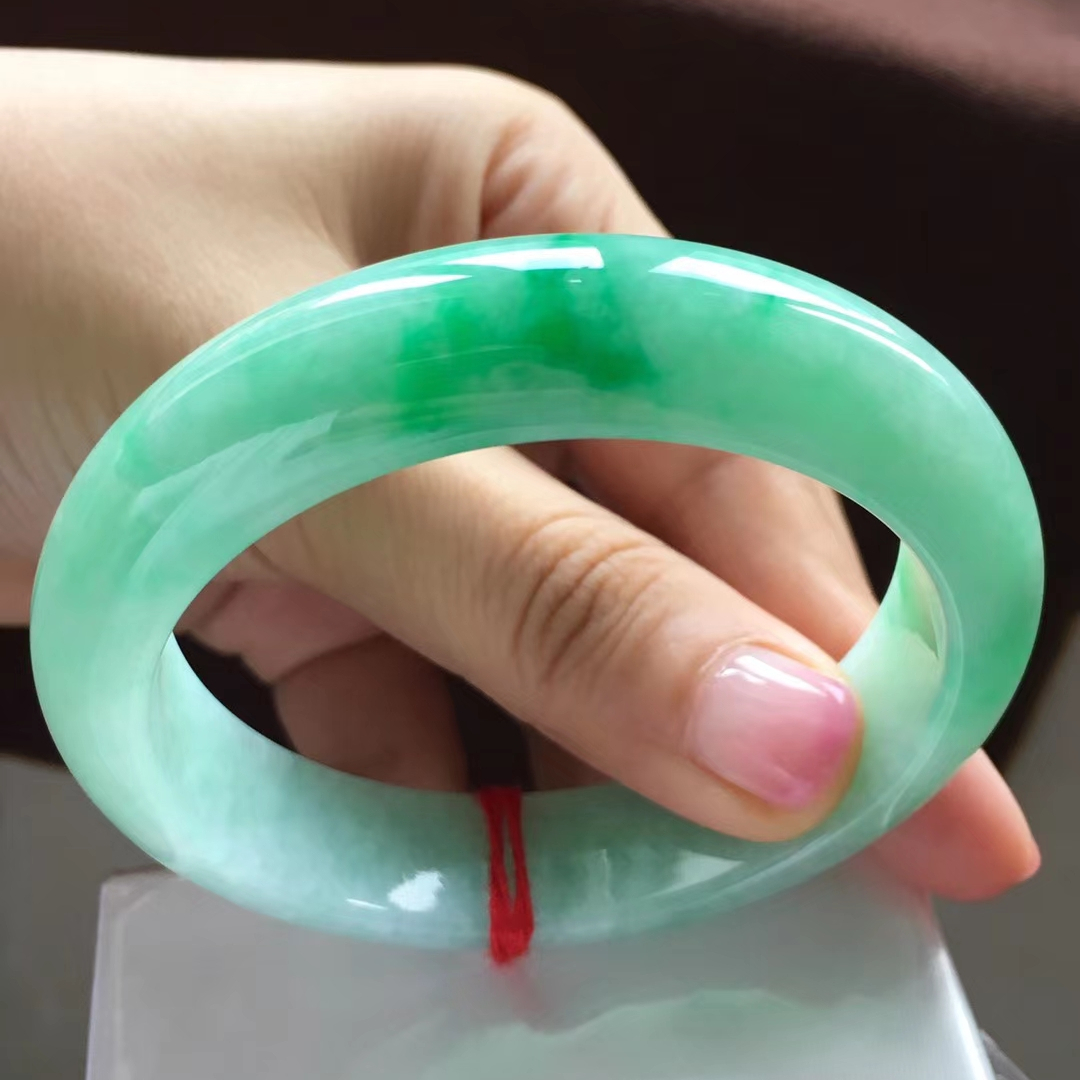 女式黄金手镯什么款式好看,彩金镶翡翠手镯