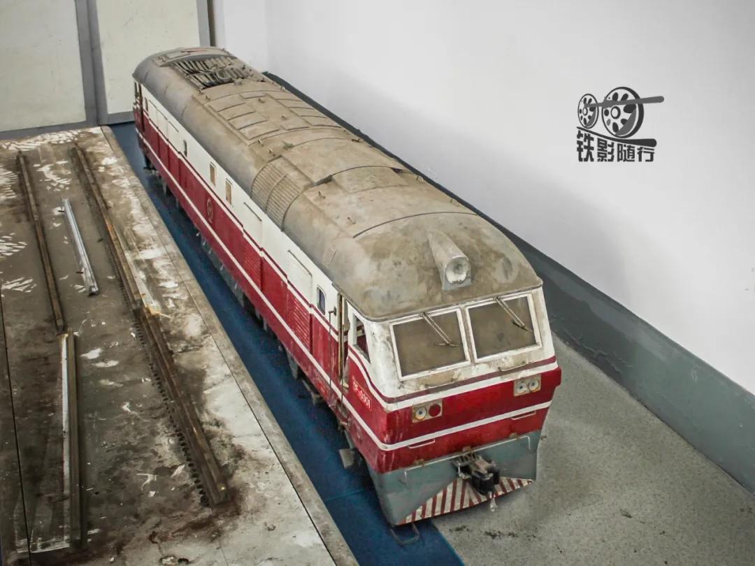 铁影车,东风11型内燃机车照片