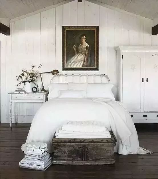 单卧室床尾简约布置,卧室贴墙布床头床尾两种颜色搭配