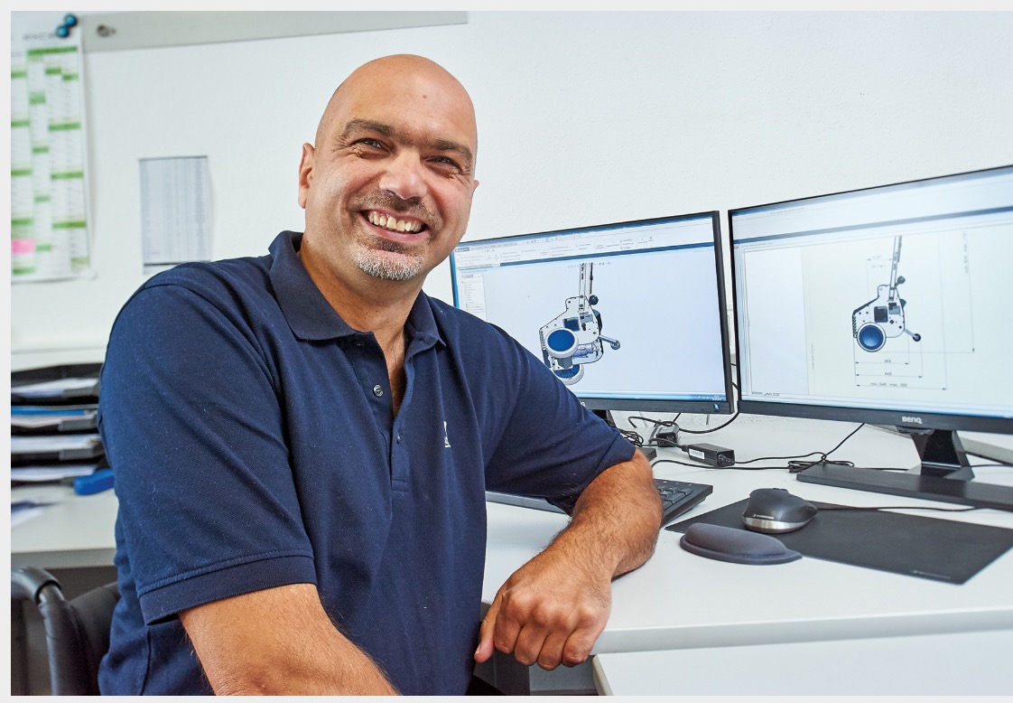 老人残疾人爬楼自动轮椅,老年残疾人上下楼梯神器