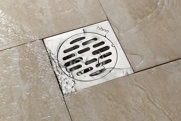 卫生间贴砖后墙面漏水怎么处理,卫生间已贴砖漏水到楼下怎么办