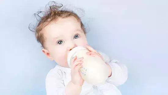 宝宝吐奶千万别竖抱,宝宝吐奶正确的方式方法