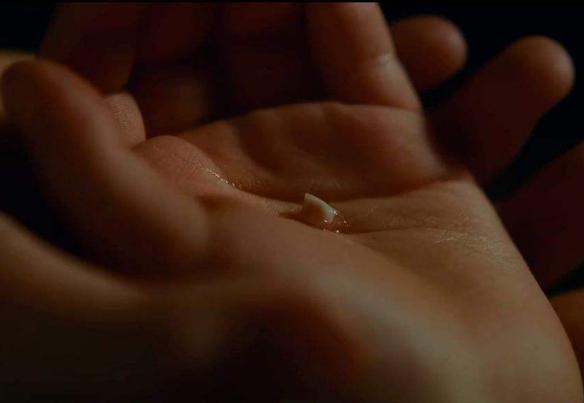 牙齿掉了之后是埋土里还是丢房顶,老人掉上牙和下牙有什么说法