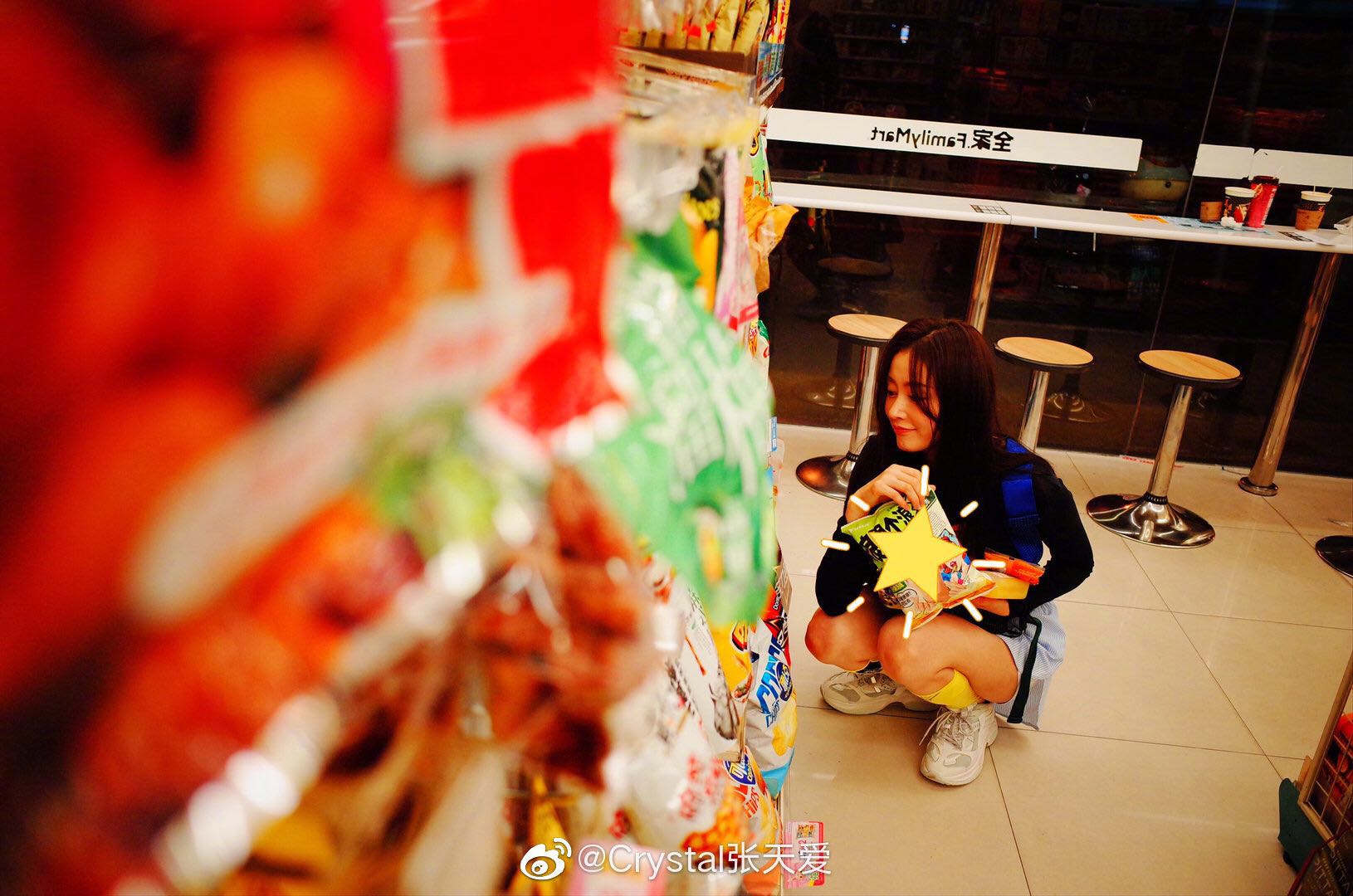 张天爱足球袜尽显美腿*服私**也有时尚表现力