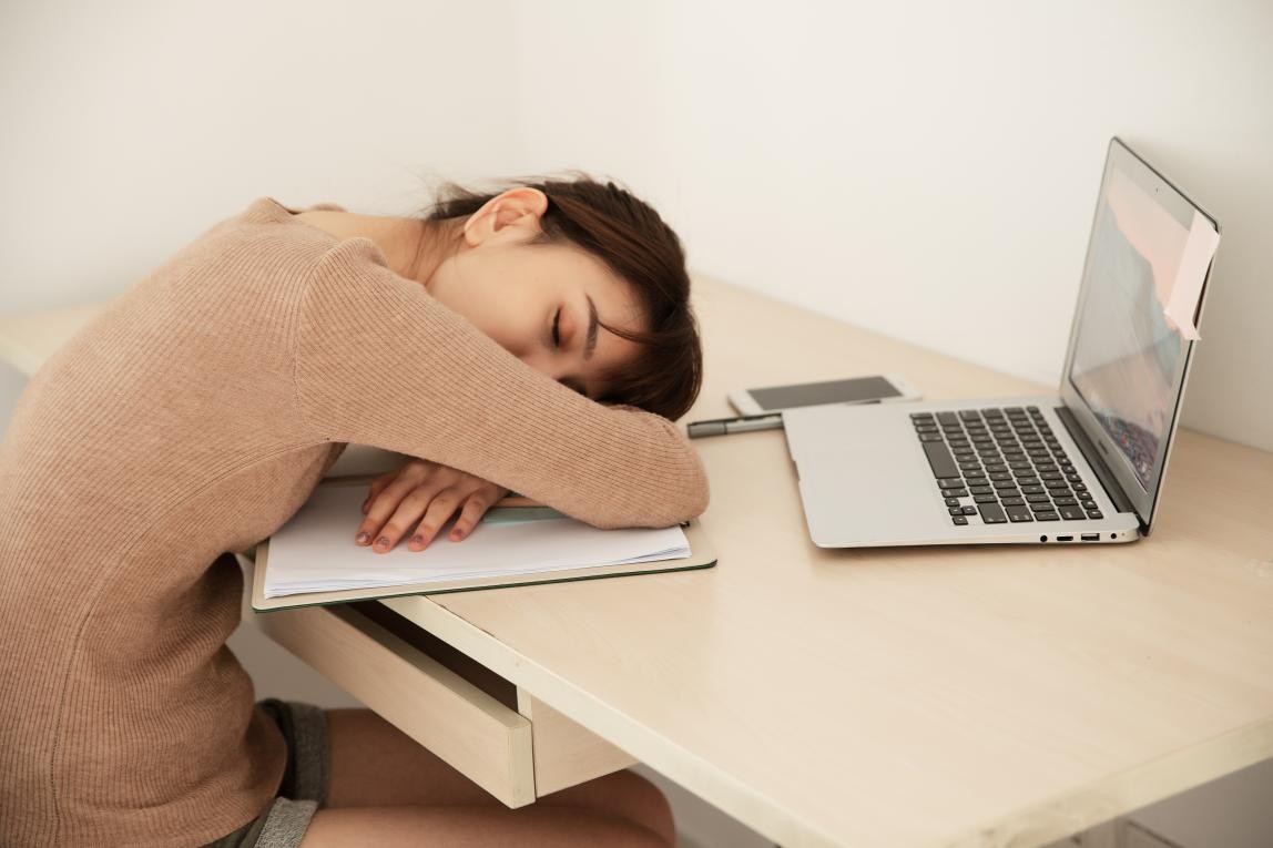 下午没精神乏力犯困想睡觉,下午容易疲劳犯困怎么解决