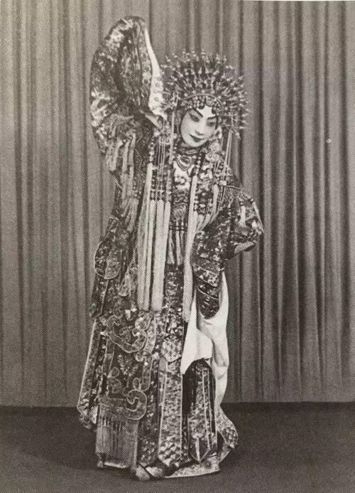 蓄须明志的梅兰芳,为抗美援朝捐飞机的常香玉,老艺人马三立