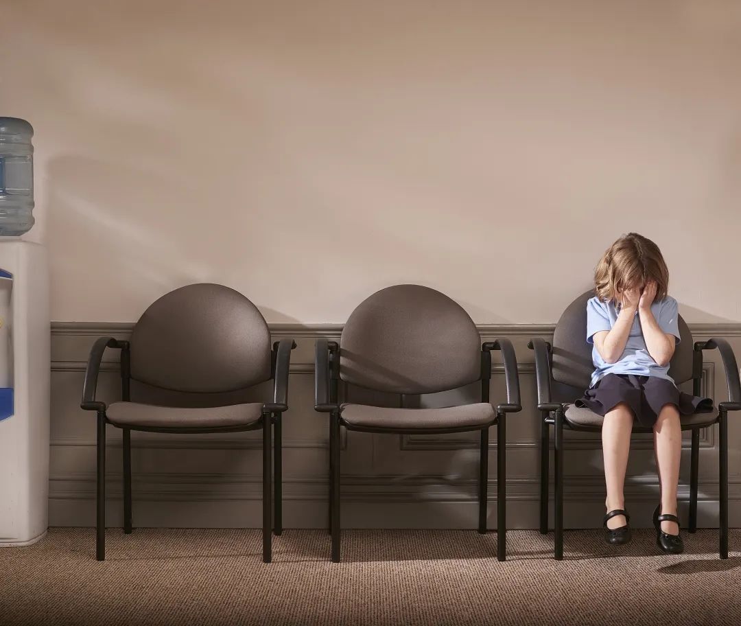 男孩向商店老板借钱打车,男孩向店主借钱到店归还