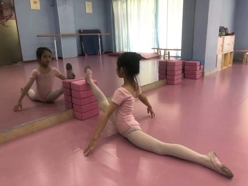 武术基本功训练横叉竖叉压腿视频,少儿舞蹈横叉的训练方法