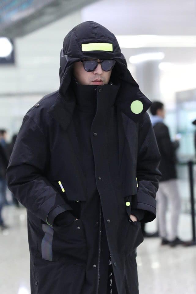 雷佳音全黑look走机场，184的身高却有“锥子腿”，不看脸似男模