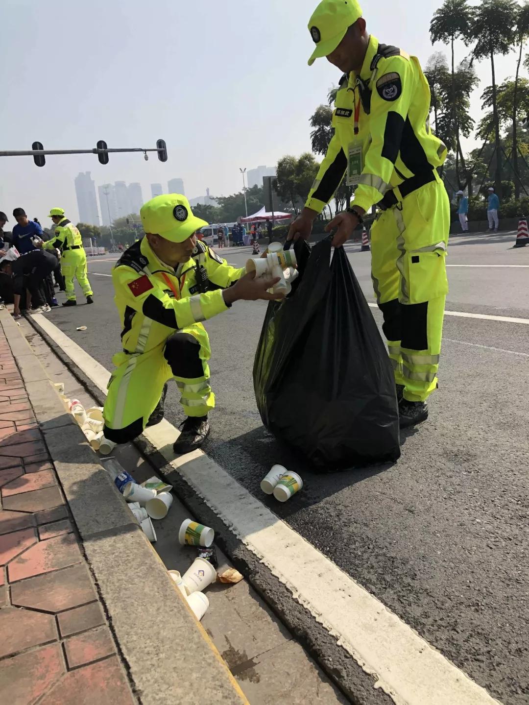 在街头当志愿者,凌晨四点出门当志愿者