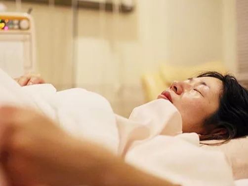 什么姿势减轻阵痛,临产阵痛应该保持怎样的姿势