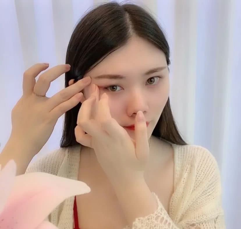 眼霜抹眼袋怎么越来越大,眼霜涂太多了怎么办