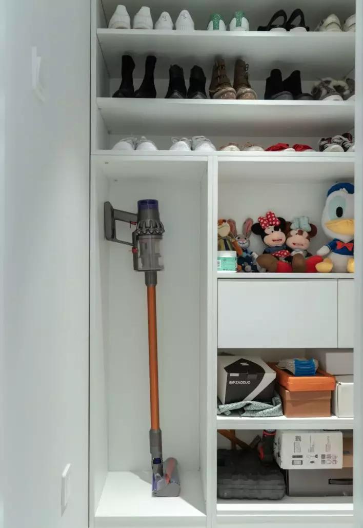 60㎡小屋，我们收了482件衣服，186双鞋子，412本书……