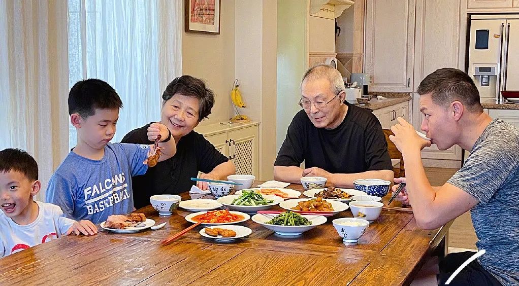 文怡姐家的“同款菜单”来喽！一睹男生宿舍的吃播现场