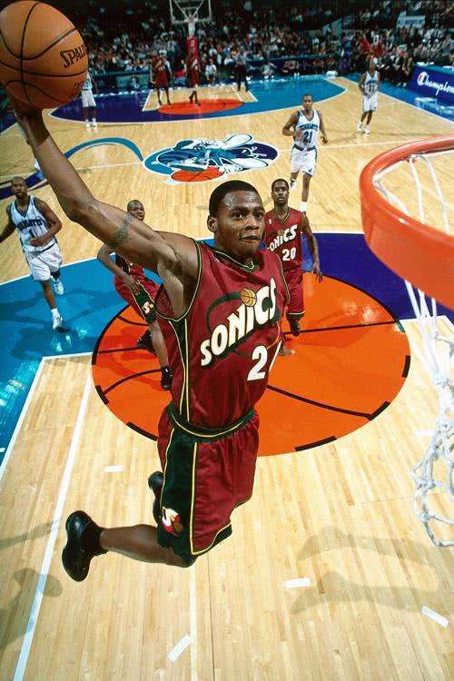 乔丹超远三分绝杀韦德,nba3大分卫乔丹科比韦德