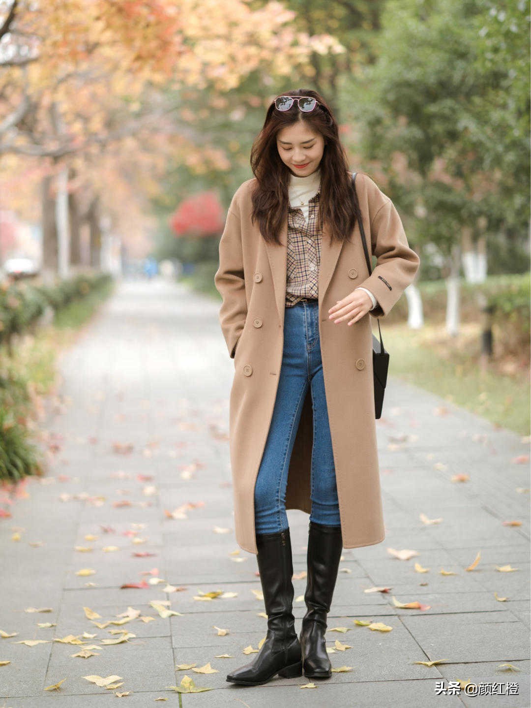 棕色大衣和蓝色牛仔裤搭配吗,冬季深棕色大衣穿什么裤子